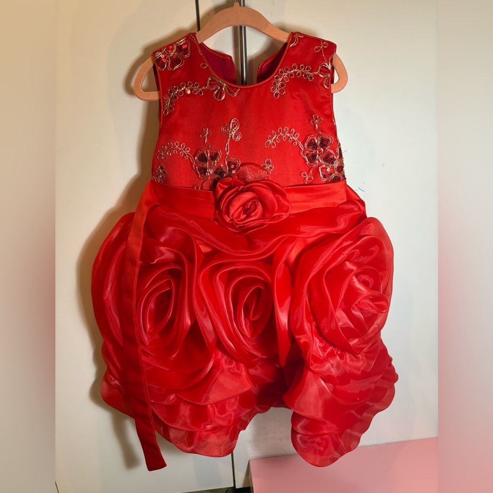 🌹✨ Red Floral Kids Formal Dress – Rosette Skirt & Embroidered Bodice ✨🌹